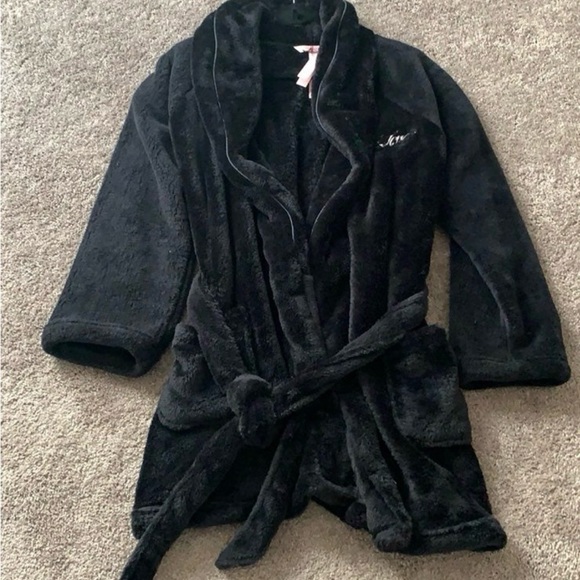 NET VS Black Plush Robe - Picture 3 of 5